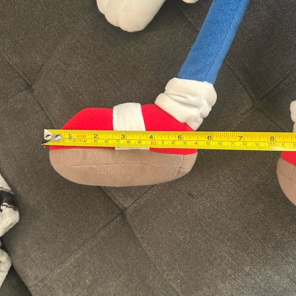 Sonic the Hedgehog jumbo plush toy. - Picture 9 of 10